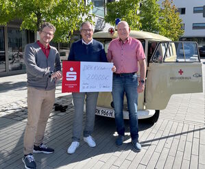 DRK-Chef Matthias Wagner erhält symbolisch einen Scheck von Oliver Bayer (l.) und Helmut Gentner (r.)